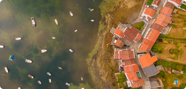 Vista aérea do mar e un porto