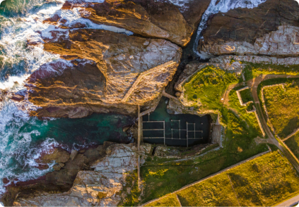 Vista aérea do mar e un porto